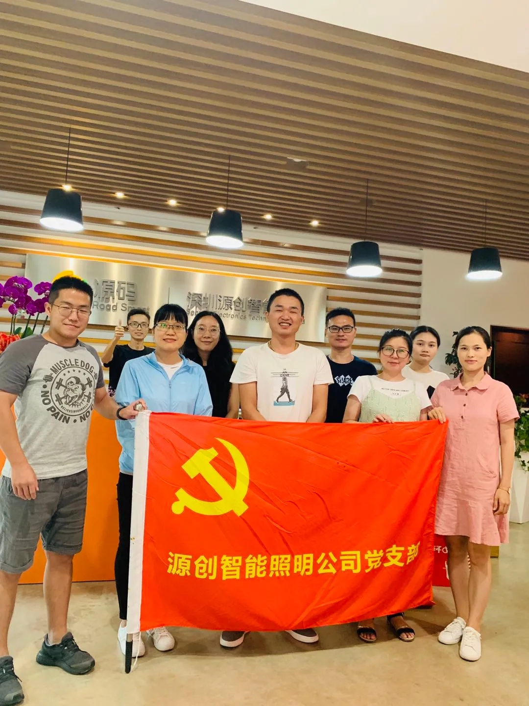 喜逢中秋加國慶，月圓家圓就團(tuán)圓